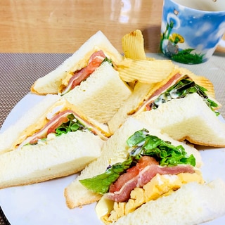 ポテチ添えのカフェ風サンドイッチ